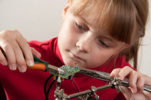 kids-tinkering