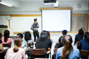 Which is More Effective Online Learning or Classroom Learning? Success depends on factors such as individual preferences.